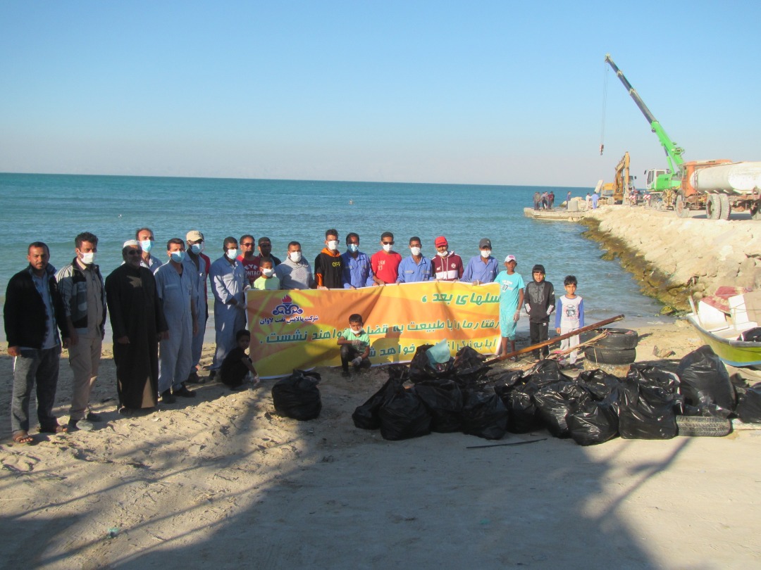 ساحل اسکله لاوان همزمان با دهه فجر توسط کارکنان پالایشگاه نفت لاوان پاکسازی شد
