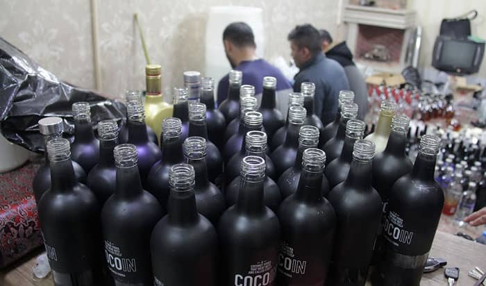 دستگیری ۵ نفر از عوامل اصلی تهیه و توزیع مشروبات الکلی در بندرعباس