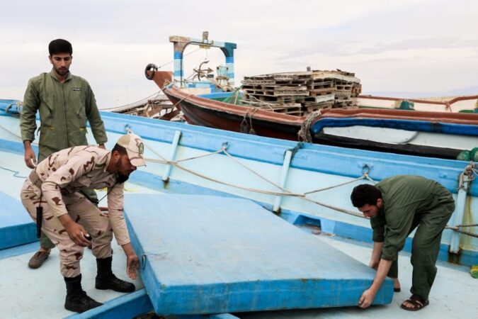 توقیف ۲ فروند شناور حامل ۲۵ هزار لیتر سوخت قاچاق در آبهای خلیج فارس