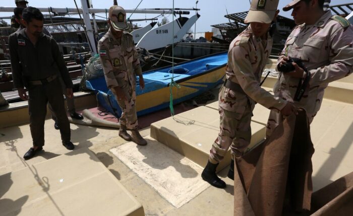 یک شناور حامل ۲۵ هزار لیتر سوخت قاچاق در خلیج‌فارس توقیف شد
