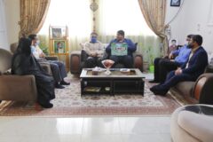 دیدار صمیمانه رئیس سازمان فرهنگی اجتماعی ورزشی شهرداری بندرعباس با خانواده پاسدار شهید فاضل تب